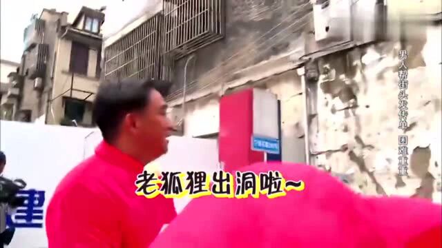 男人帮街头发传单,困难重重