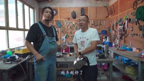 漠叔体验手工耿产品，与村民打成一片，反响很强烈