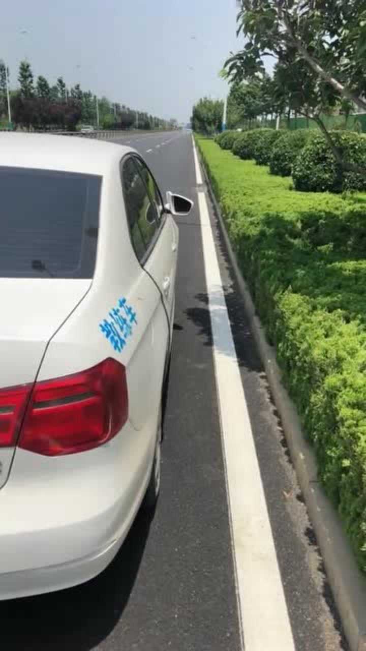 雨天遇到雨刮器不能对点,那该如何靠边停车呢老司机教你一招!