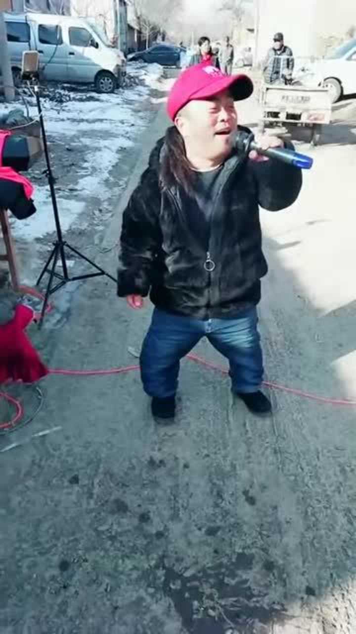 最近这个小矮人火了没想到唱歌这么好听真是人不可貌相啊