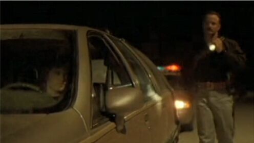 《巨人之家》：两个男孩开快车被交警拦下，交警走进一看原来是球星赶紧放行