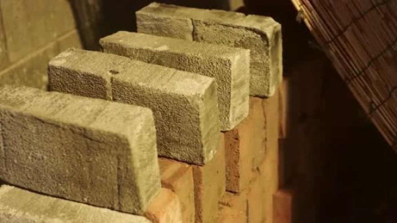 《旗袍美探》老梁走在弄堂时,有个人拿起一块板砖照着老梁的脑袋砸了