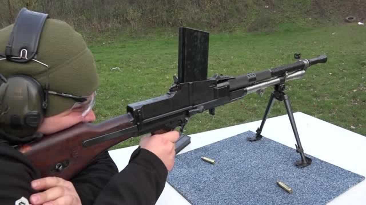 捷克zb30轻机枪,造型独特采用弹匣供弹,靶场射击测试