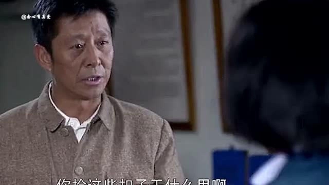 厂长可怜大妈给些钮扣,怎料大妈拿到杭州,竟当场卖五吨货