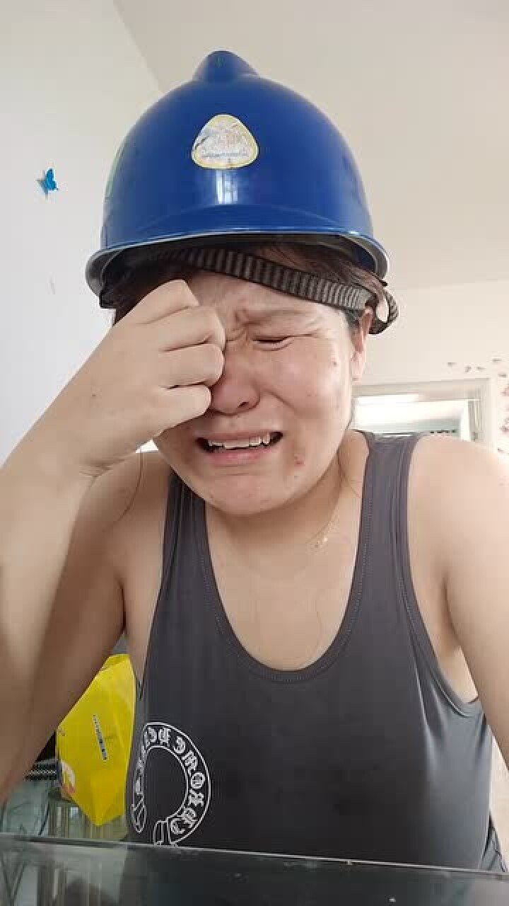 郭老师戴了个蓝帽子,难道她老公出了问题吗?