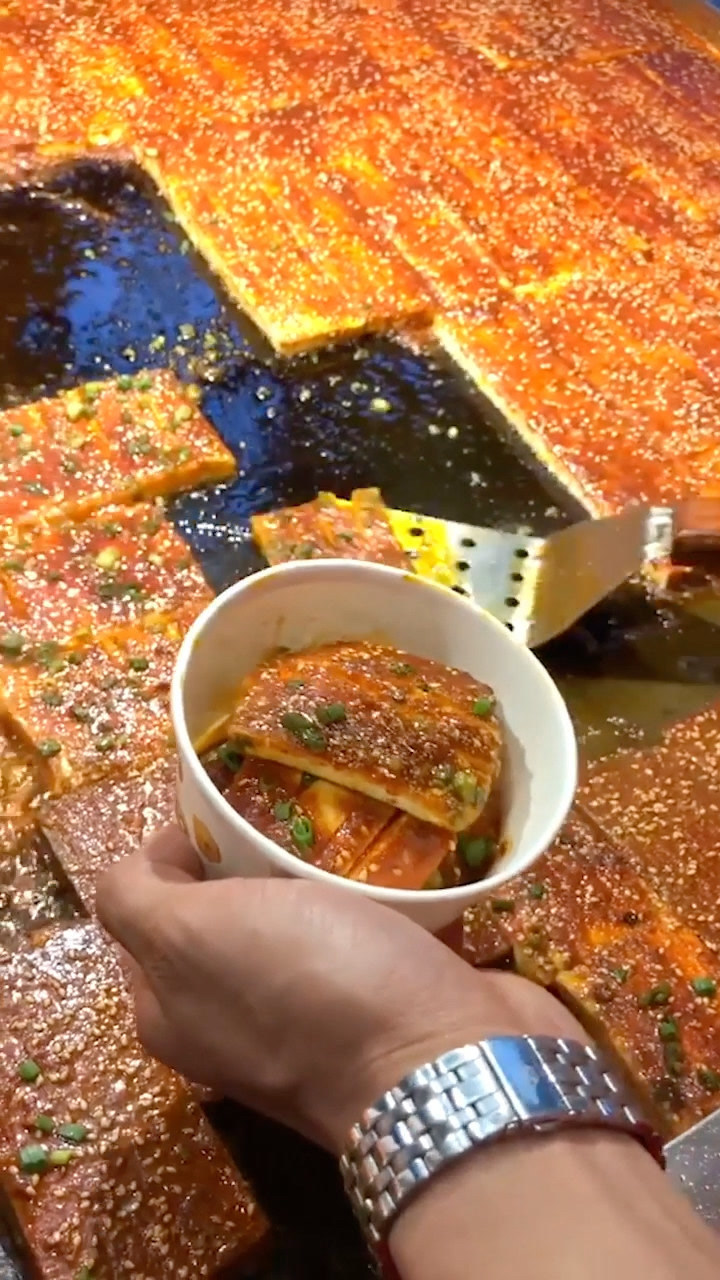 高二男孩辍学回家,每天摆摊卖这个美食,现在月入3万多