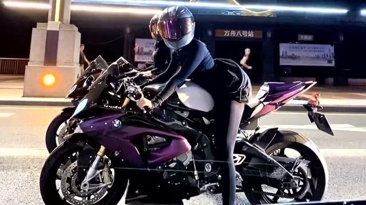 女騎士駕駛重機車上街,寶馬s1000rr擰下油門,路人都被嚇到了!