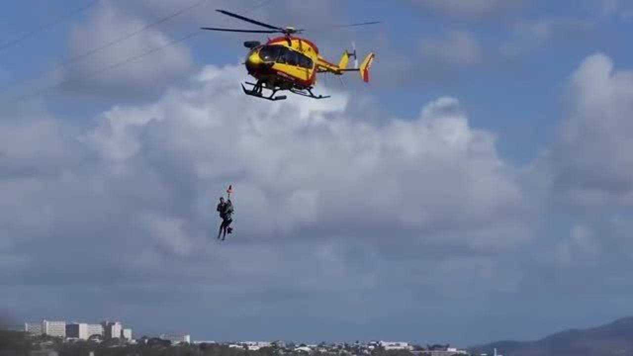 救援的直升机撞上高压线,被救人员再次掉进海里,真是太倒霉了