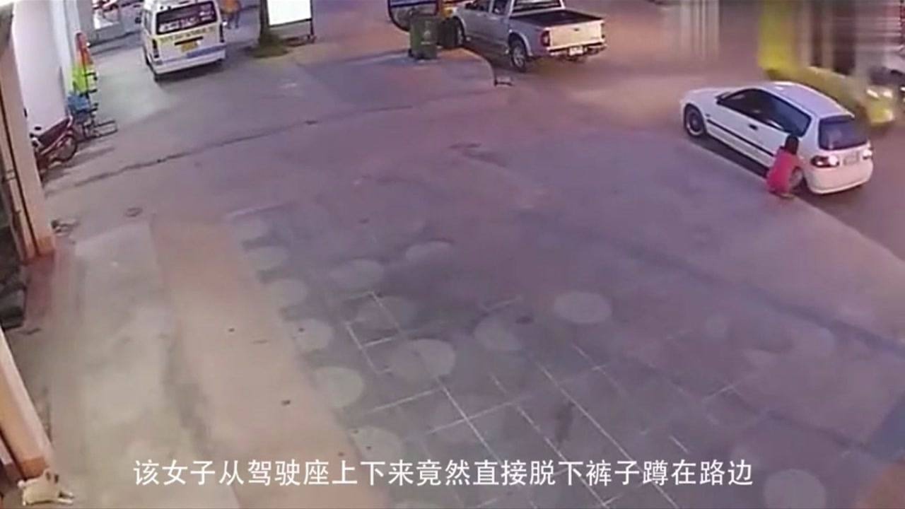 女司机膀胱憋炸，毫不顾忌街头脱裤小便，监控拍下全程_高清