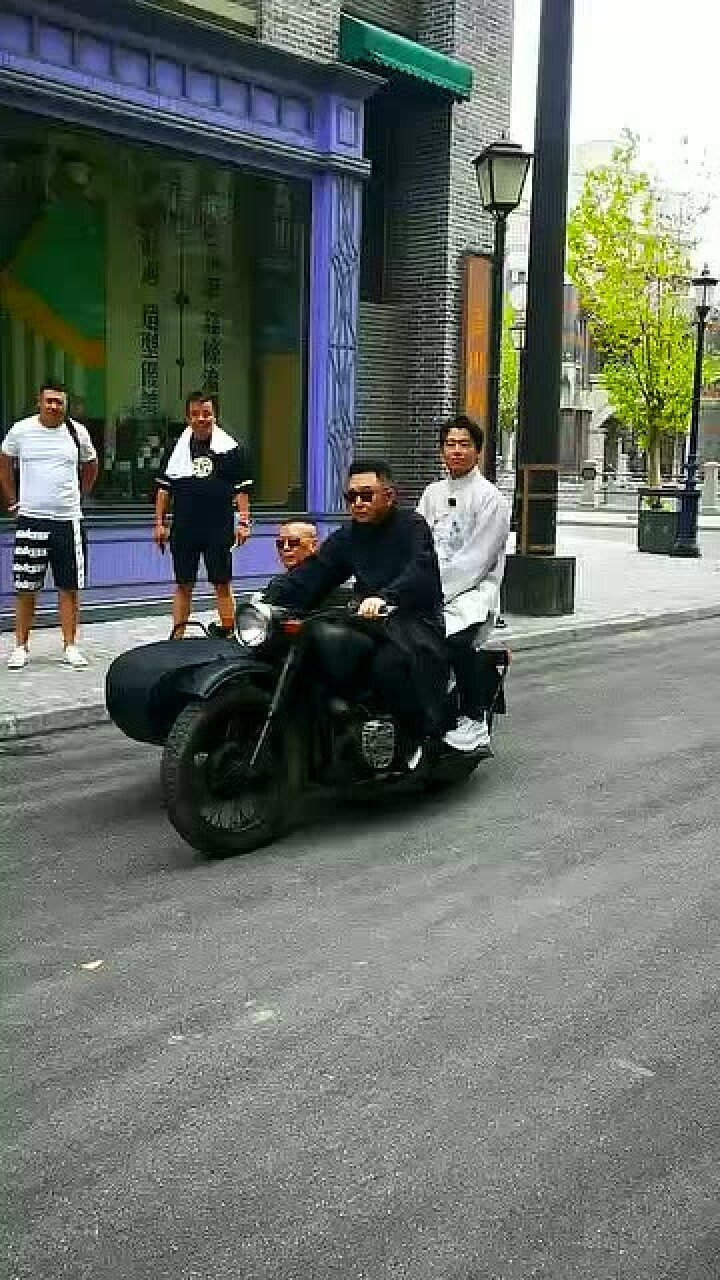 于谦骑摩托车带着郭德纲和郭麒麟郭德纲都着急了恨不得用手划