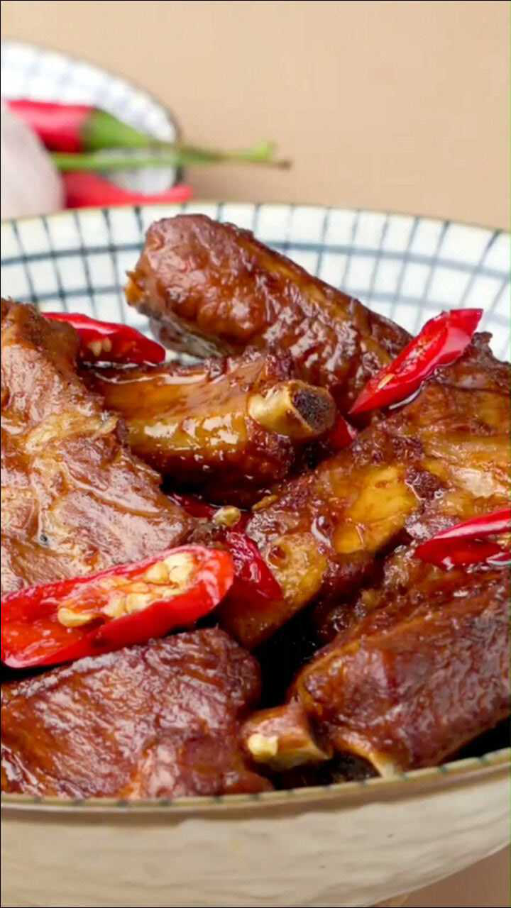 教你一道开胃酸辣排骨的做法,步骤很简单,好吃又不上火!