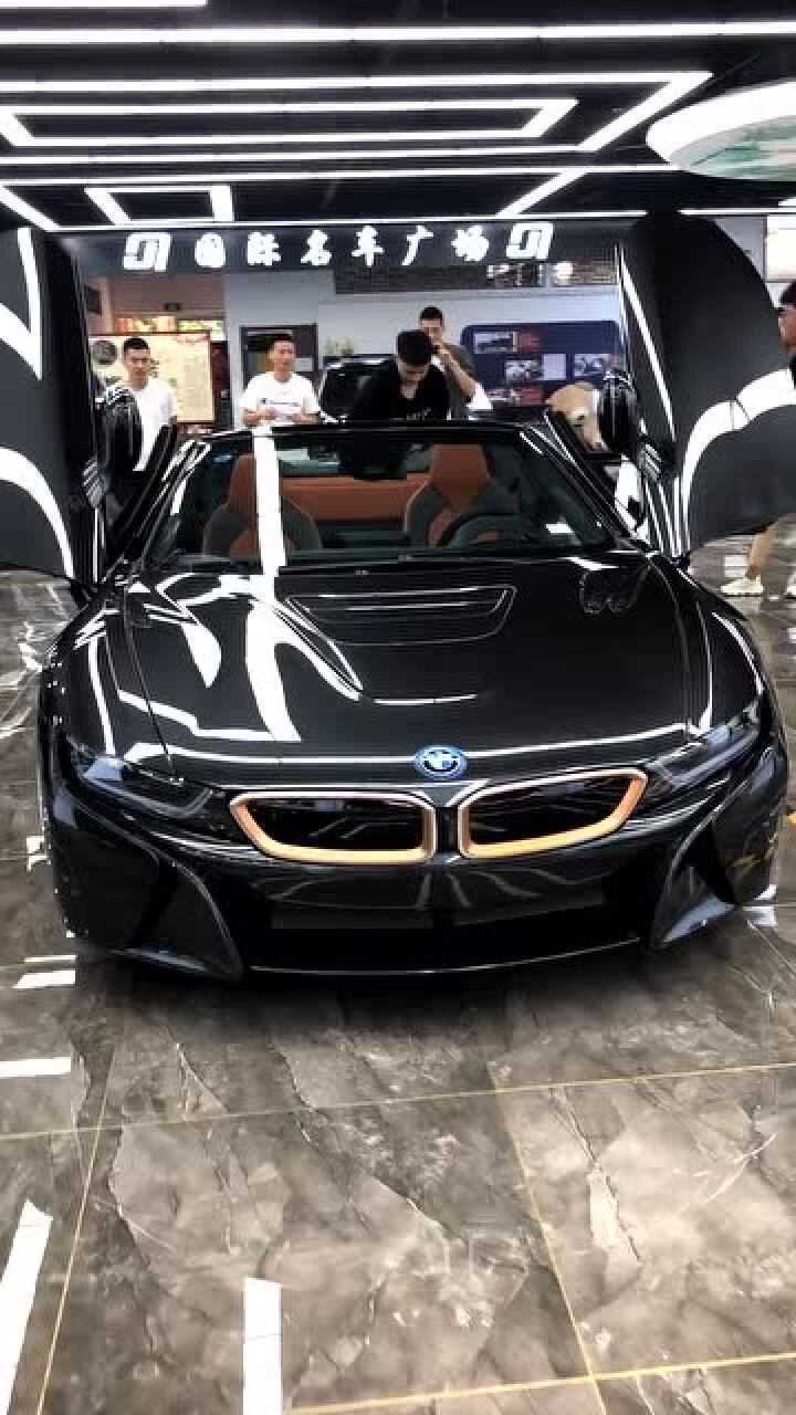 宝马i8这才是真正的黑武士姑娘看见都走不到路了