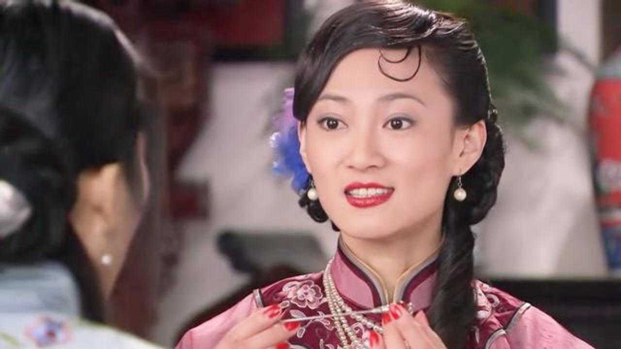 娘妻姨太太无事献殷勤对秋菊又是说心事又是送礼物讨好