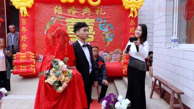 河北一小伙结婚,拜堂时听听主持人说的什么,主持人好漂亮