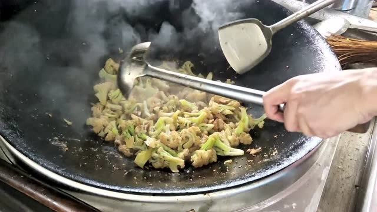 工厂食堂的大厨炒菜就是快,不到1分30秒,出锅了一大锅花菜炒肉