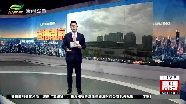 南京雨花台区一装饰城楼顶违建是仓库还是球场?城管部门介入调查