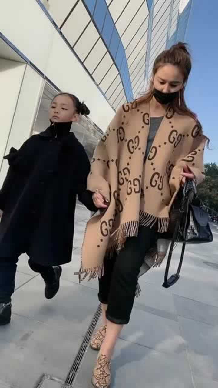 童模焱娃娃和妈妈都比较有气质应该一直坚持着走秀的梦想