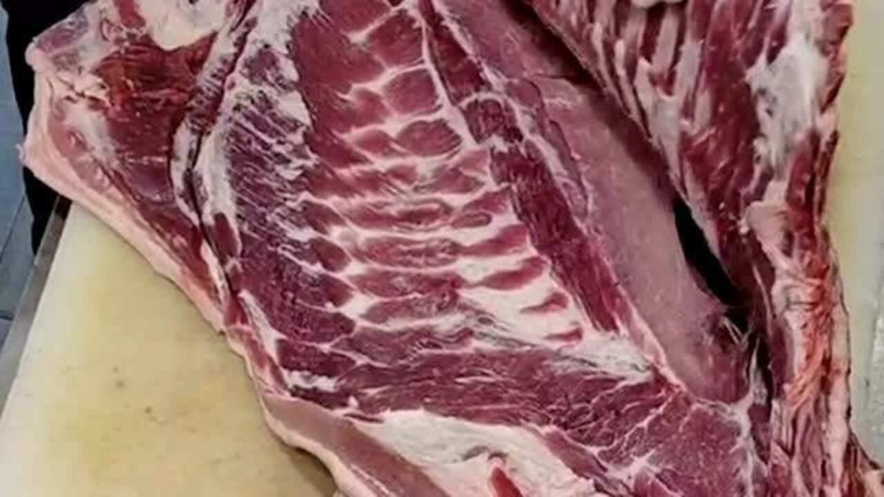 卖肉的屠夫分割肉很熟练半扇猪肉熟练的被切成这样一看就是老屠夫