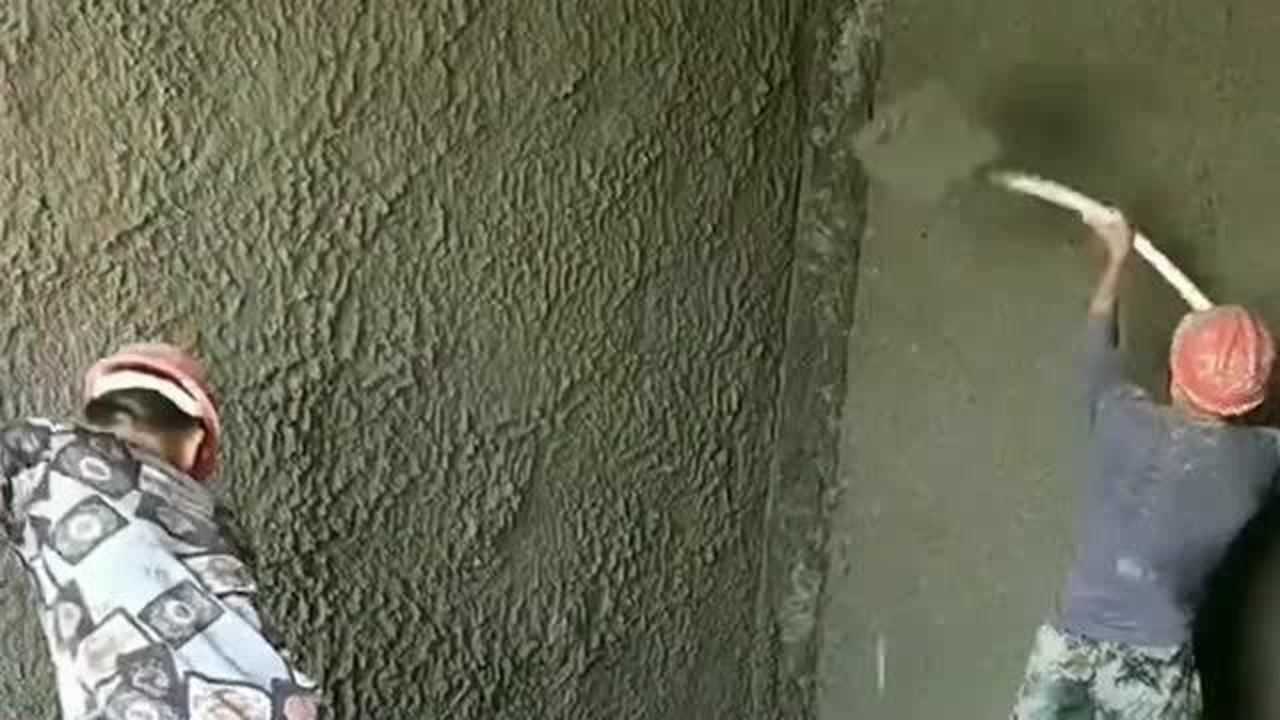 谁说烂泥扶不上墙了,工人师傅用铲子抹水泥,水泥在墙上丝毫未掉!