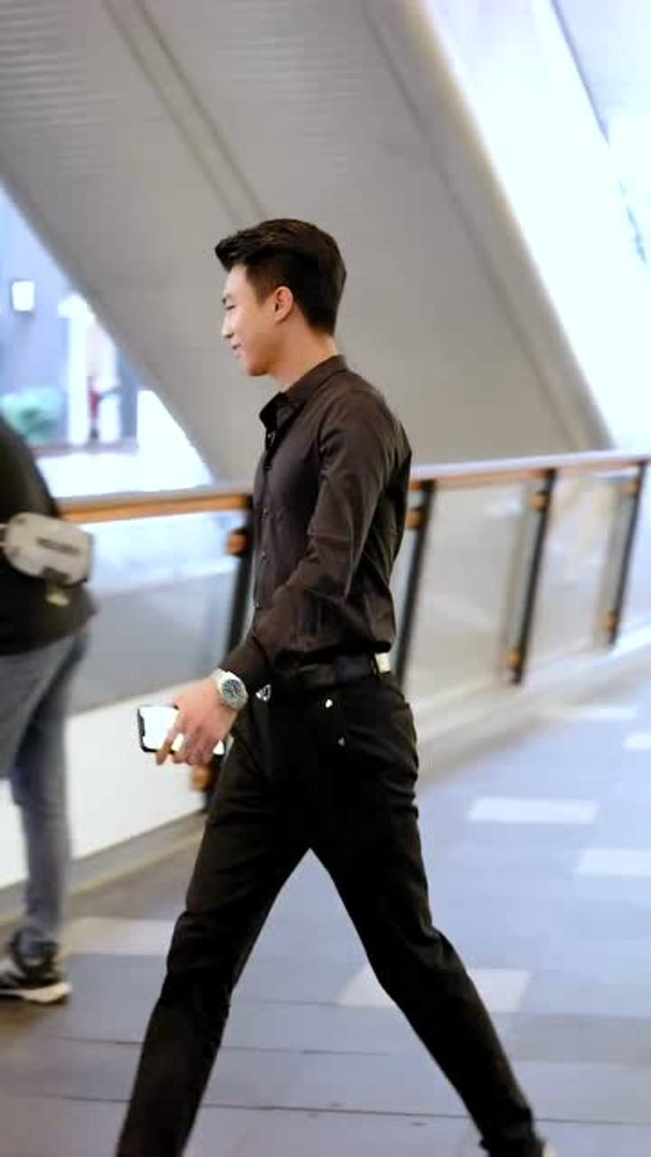 精神小伙阿灿叔逛街没有扭头看我