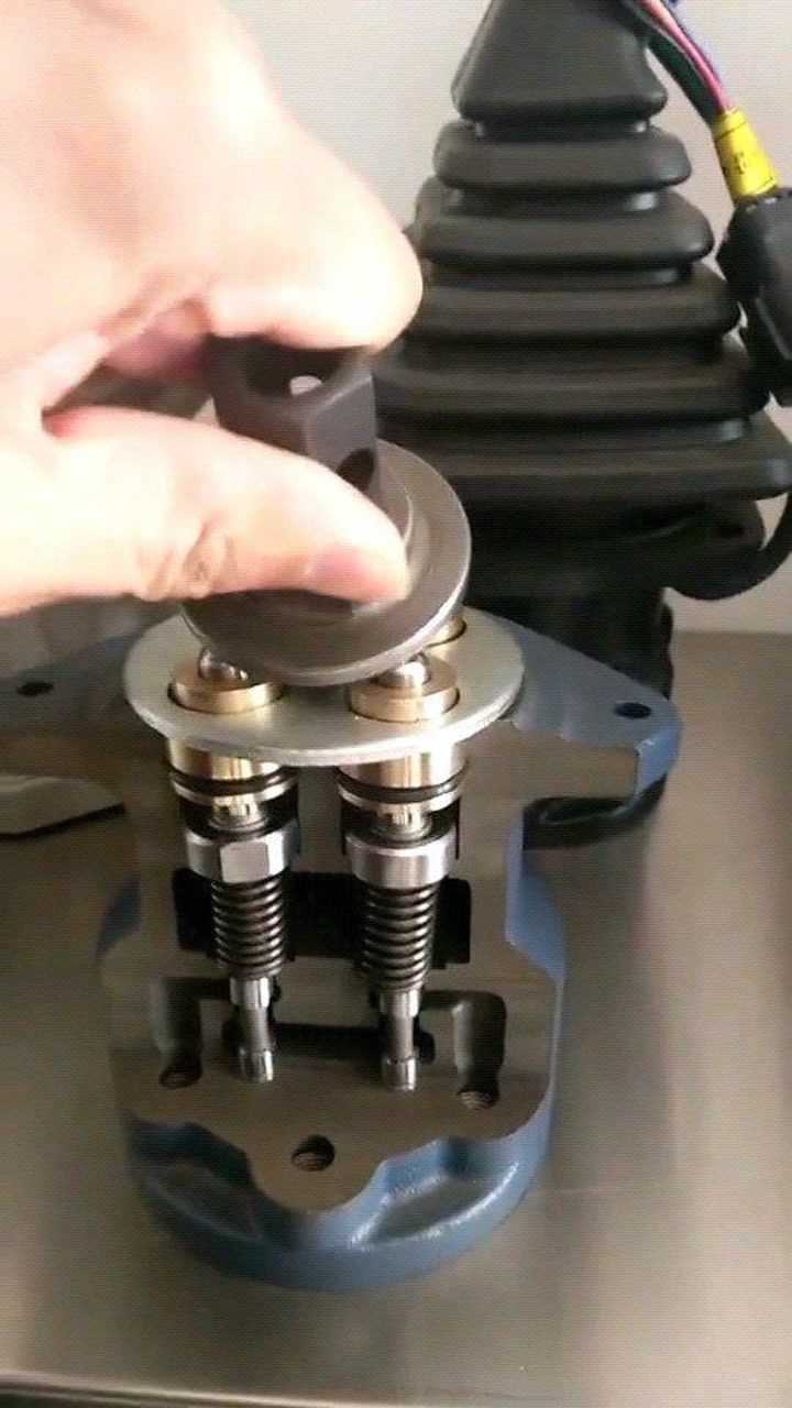 挖掘机操作手柄截面视频演示