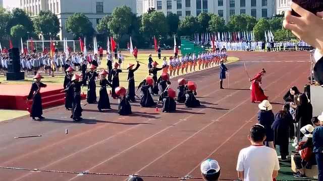 运动会堪比大片,浙江宁波一学校火了,一群武侠引来阵阵欢呼