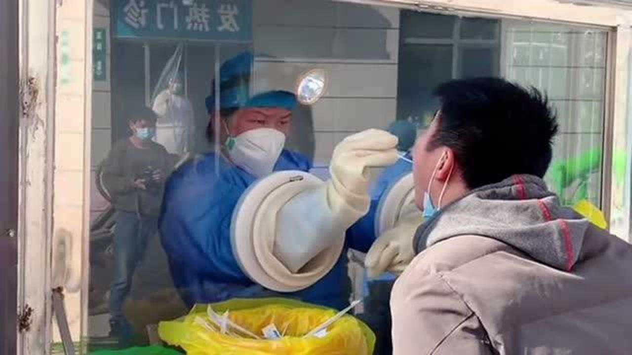 都说做核酸检测很痛苦看到前面小伙的表情我不敢做了