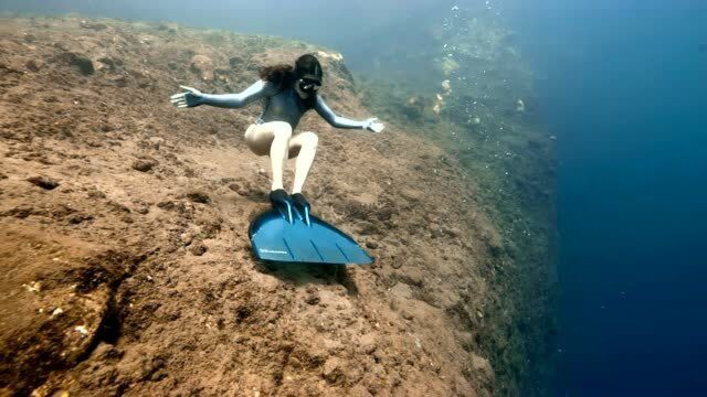 美女在海底像美人鱼