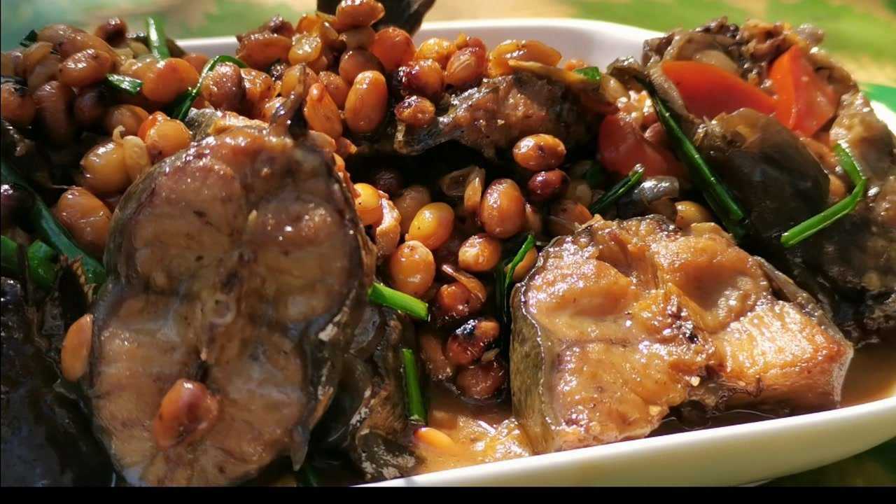 小伙花十元买了两条塘角鱼,搞个塘角鱼焖黄豆,做法简单又美味