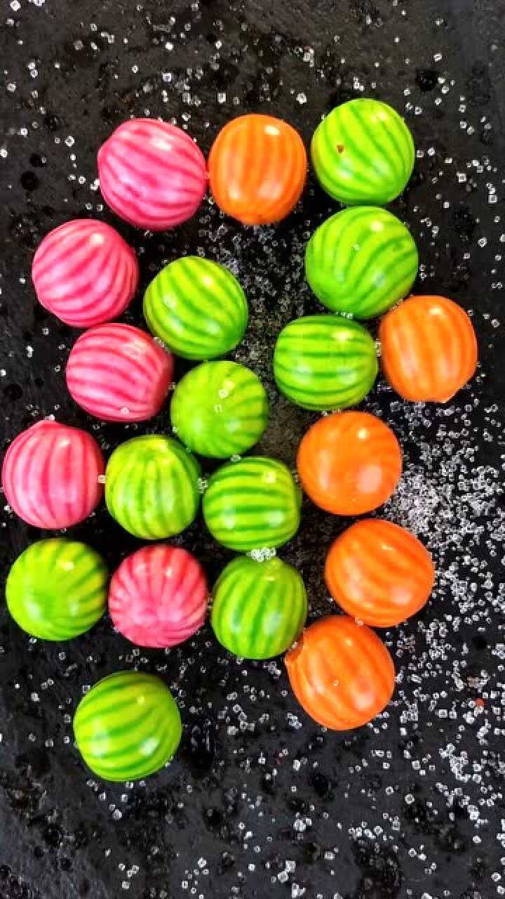 红色,绿色,橙色西瓜泡泡糖,你更喜欢吃哪种?