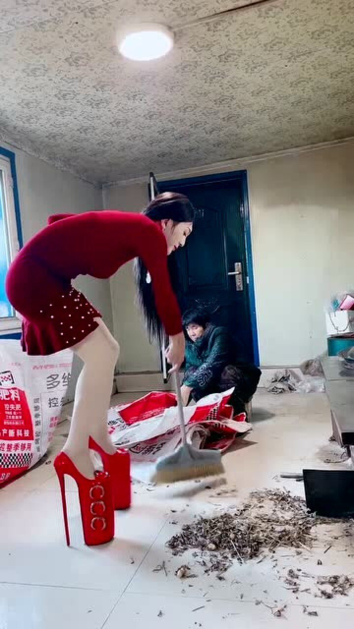 我特别喜欢穿高跟鞋，就去做了男变女手术，穿着恨天高做家务一点也不累_高清
