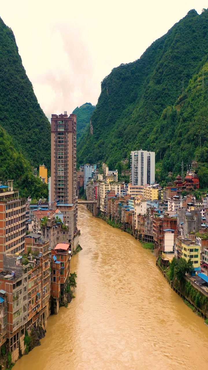 峡谷中的县城,这就是云南最窄城市.