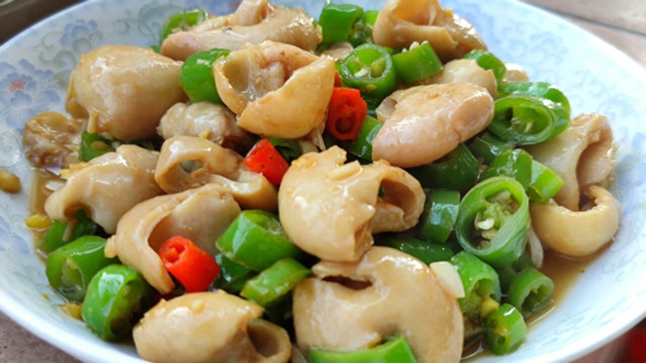 炒猪大肠时,别再加小苏打了,记住这个小诀窍,大肠一样脆嫩爽口