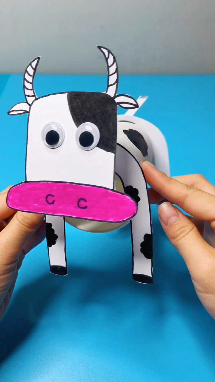 用纸杯做个带劲的小牛哈哈孩子很喜欢