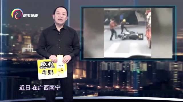 两电动车擦碰 两司机踢打对方电动车泄愤