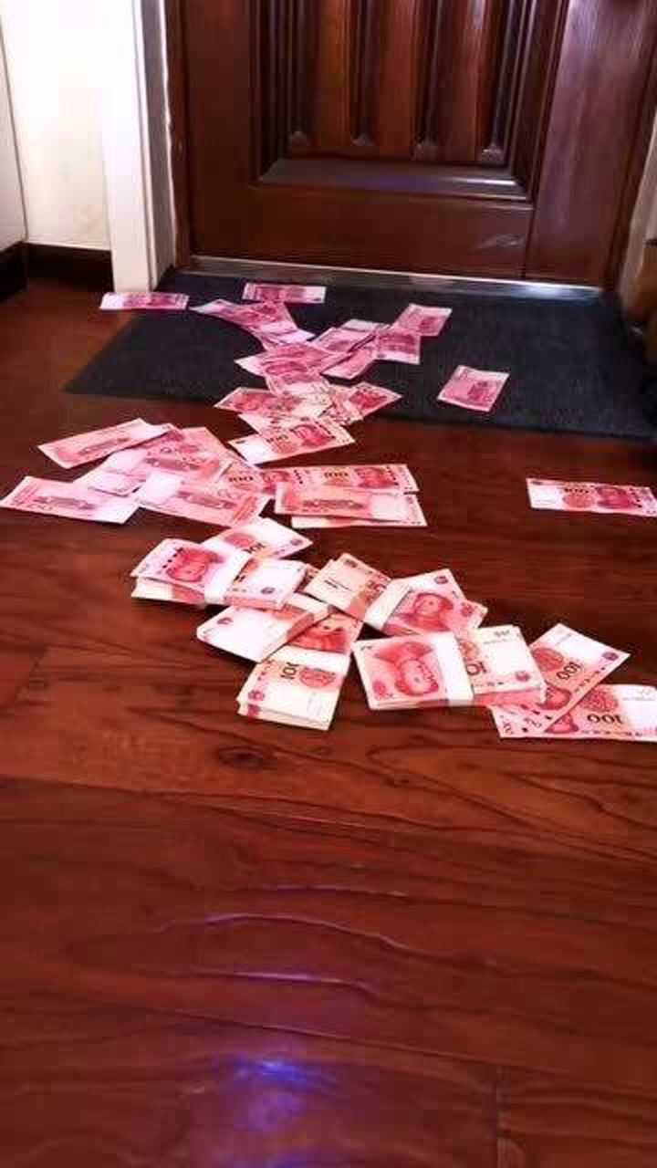 吵架把钱扔在地上甩门走了现在的我就是你把钱砸我脸上我都能笑着捡