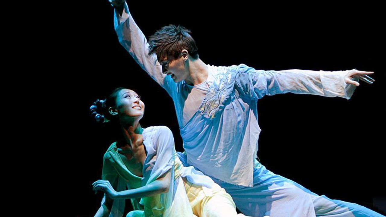 艺术舞蹈:男女双人舞表演《他不爱我》