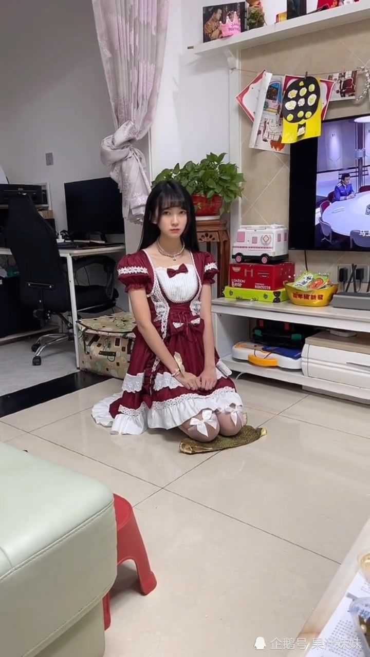 竟然叫女朋友跪榴莲这样的家庭地位多少男孩子羡慕