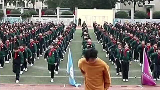 震撼!浏阳一小学课间操跳《少年》放大型日景烟花!浏阳小学课间操放烟花