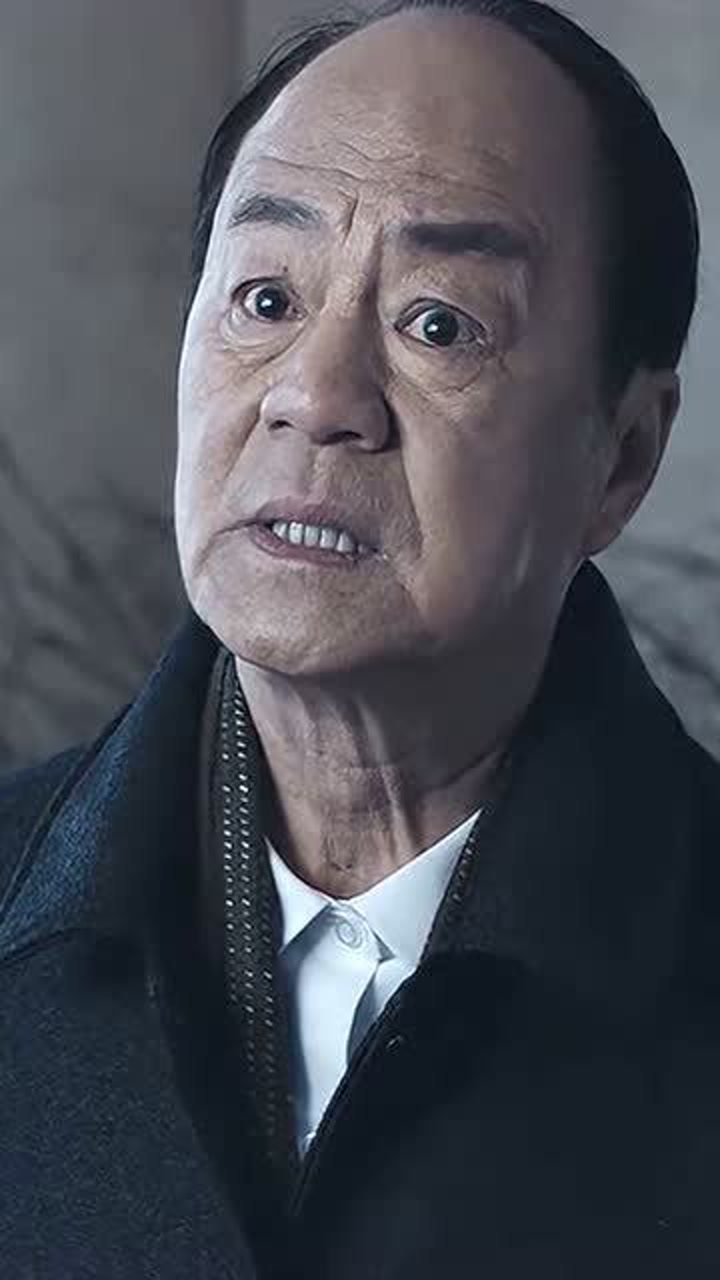 你只看到年老的他威风八面却不知道年轻时的狄龙更加英气十足