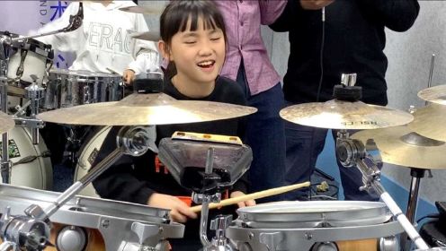 小鼓手妞妞架子鼓表演《真的爱你》，妞妞今天笑的好开心！