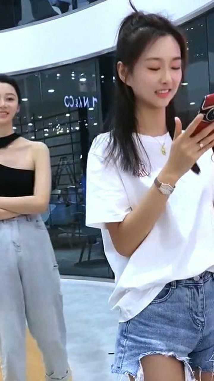 苏宁跟张芮尔第一次同框谁是一姐一眼就看得出来