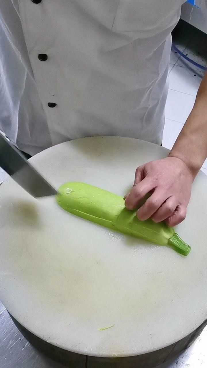 西葫芦菱形片的标准切法