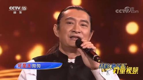 歌手黄安演唱《样样红》，歌声清脆悦耳，娓娓动听