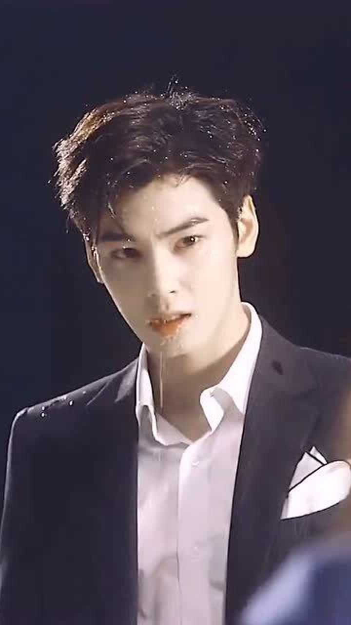 来看看南韩男神车银优,被泼水的样子都这么帅,简直是太