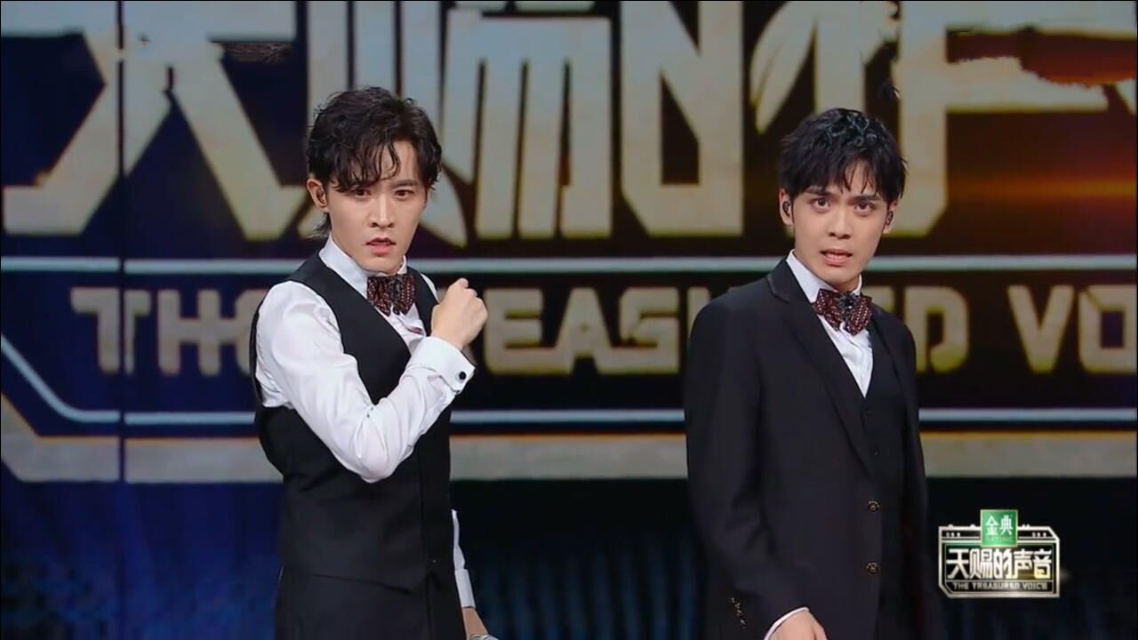 郑棋元跟徐均朔合唱《摇滚红与黑》,高音爆发力超强,不愧是实力派!