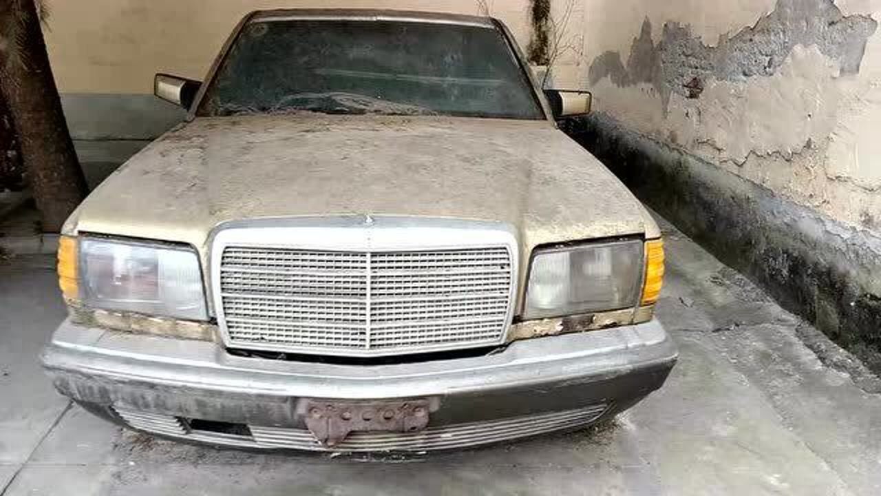 静态展示九十年代的奔驰500 sel,而且还是防弹版的