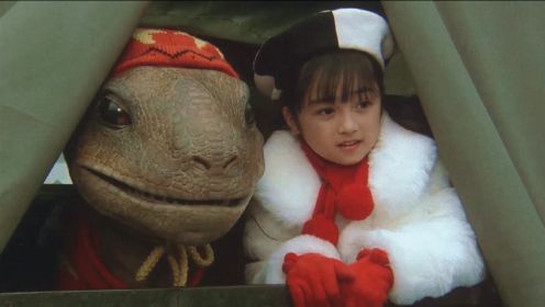 小女孩孵出一只小霸王龙，把它当作宠物饲养，奇幻恐龙电影
