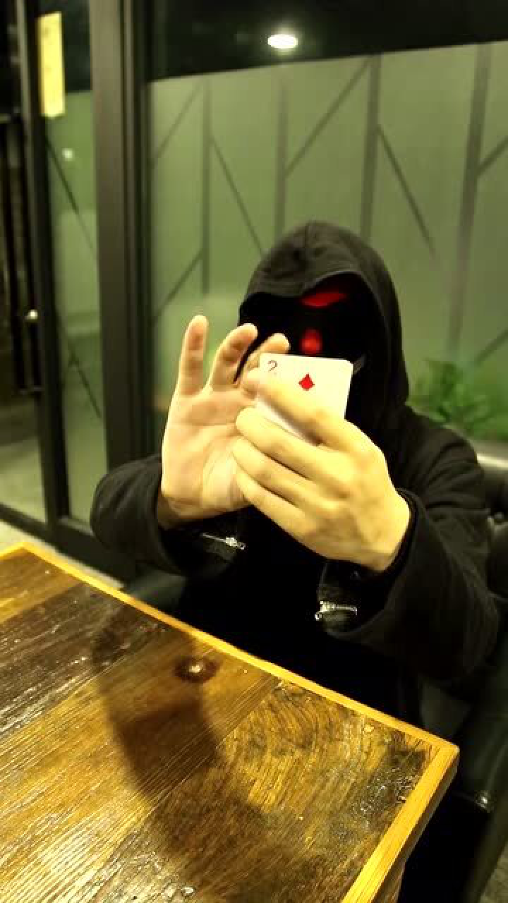 能量君飞牌教程分为弹指抖腕和放臂手法