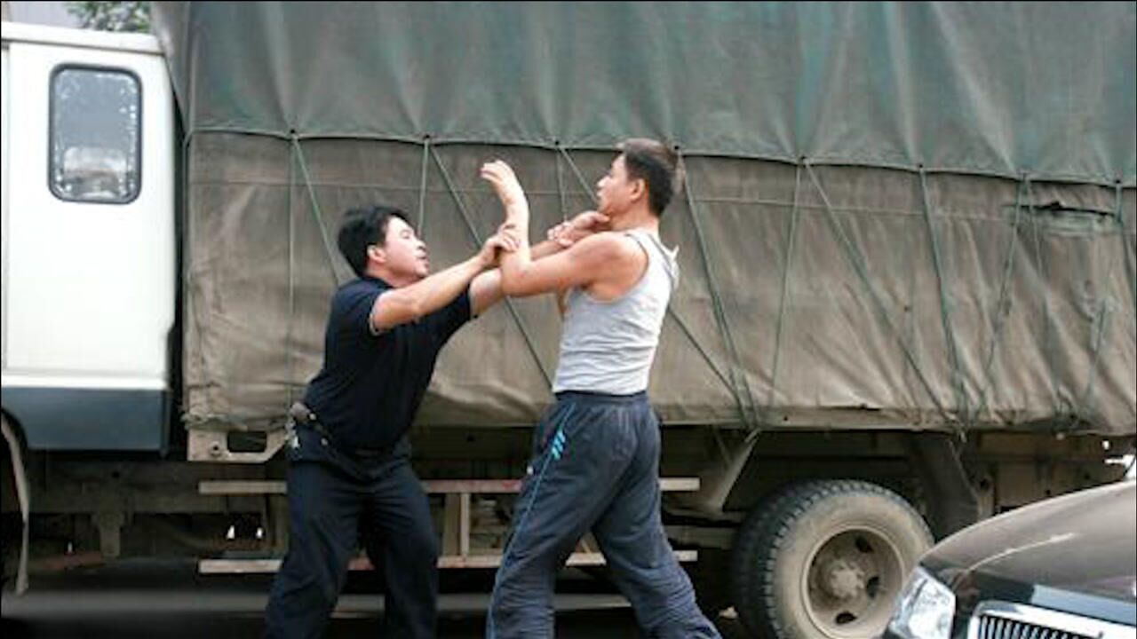 精神小伙在街头找人挑衅打架结果被光头大哥一拳ko